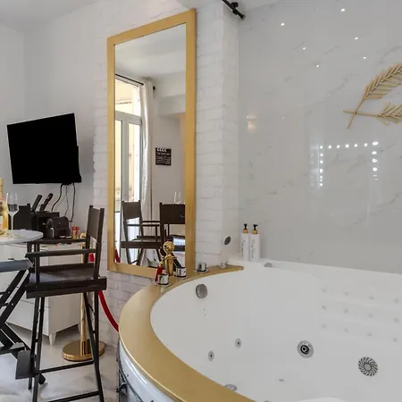 La Palme D'or Jacuzzi דירה